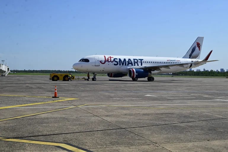 Paro en Argentina: Cancelación de vuelos afecta a 550 pasajeros en Paraguay.