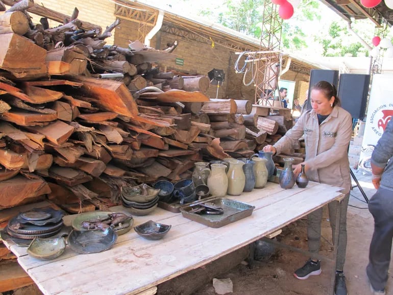 Artesanos de Areguá lideran proyecto de mejora de hornos para alfarería