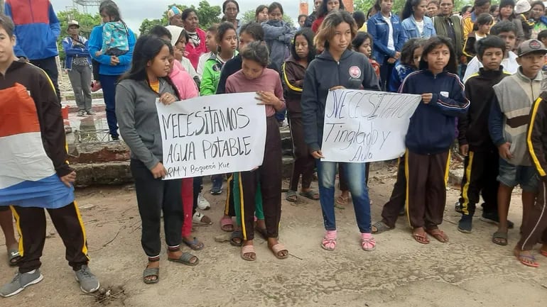 Alumnos Maskoy de Puerto Casado se manifiestan en reclamo de agua potable