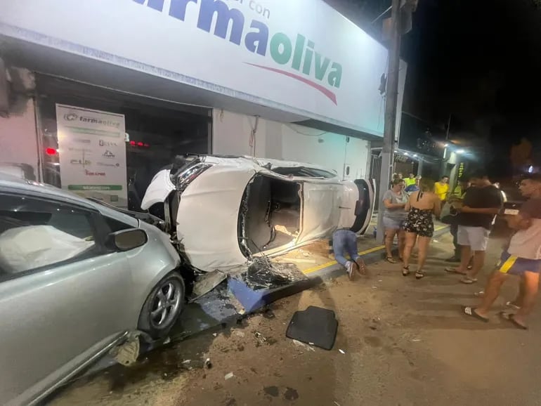 Aparatoso accidente automovilístico con vuelco de auto en Luque