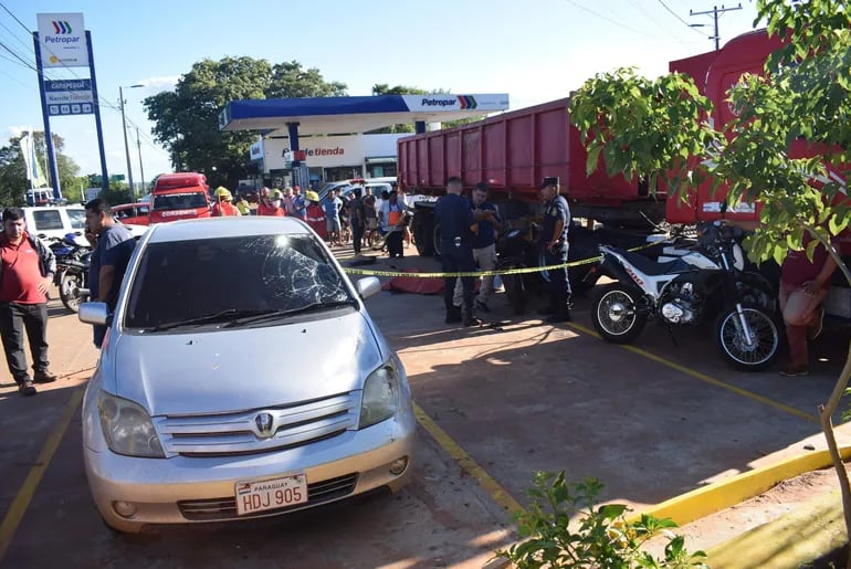 Carapeguá: mujer falleció tras chocar su motocicleta contra automóvil estacionado