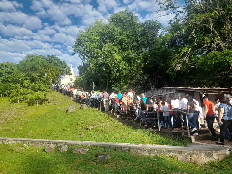 Fuerte Olimpo: fieles escalan cerro manteniendo tradición de bendición de palmas