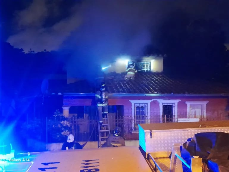 Incendio en San Lorenzo: vivienda sufre daños materiales y bomberos rescatan a un cachorro