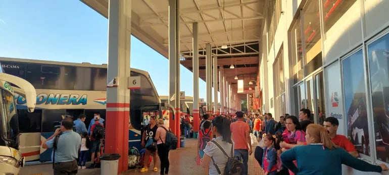 Semana Santa: arranca éxodo de viajeros desde la Estación de Buses de Asunción