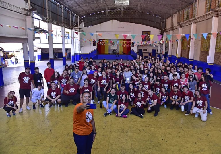 Semana Santa: jóvenes luchan por lograr autoestima en mundo afectado por redes sociales