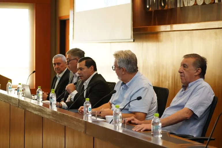 Titular de la ANDE se reunió con industriales y habló de una plataforma de atención preferencial