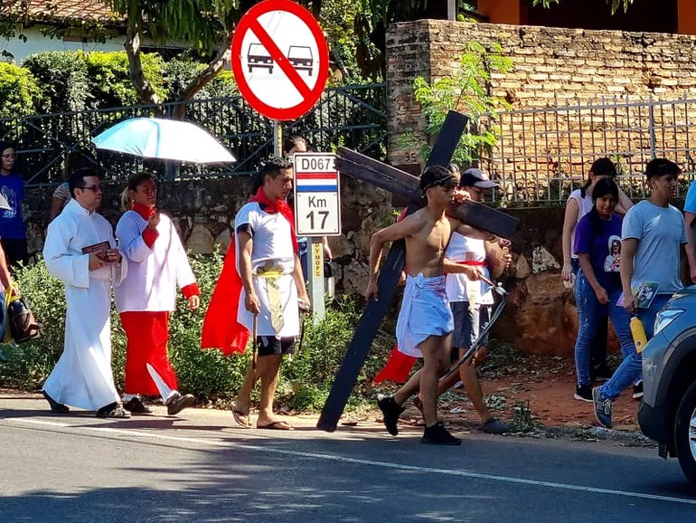 Vía Crucis sobre ruta Luque – San Lorenzo conmueve en Laurelty