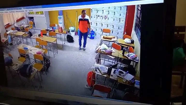 Video: Un adulto entró a robar celulares en un colegio técnico de Asunción