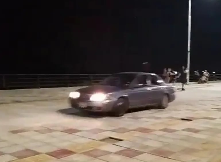 Video: “de paseo” en zona peatonal de la costanera sur, pero en auto – Soy un viral