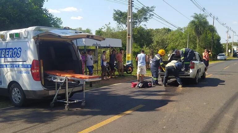 Video: motociclista chocó contra una camioneta y terminó en la carrocería