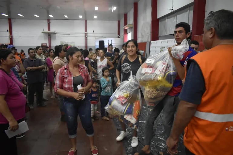 Asisten a afectados por lluvias en Ayolas