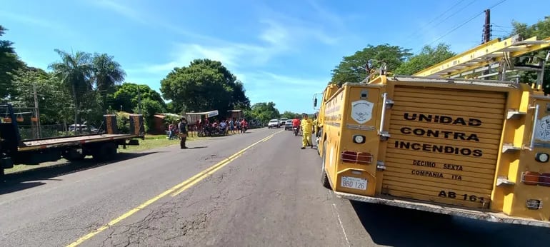 Choque entre camión y una motocicleta deja a un joven fallecido