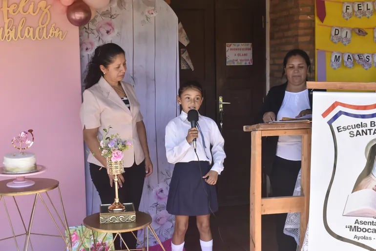 Docente se jubila y se despide de su institución