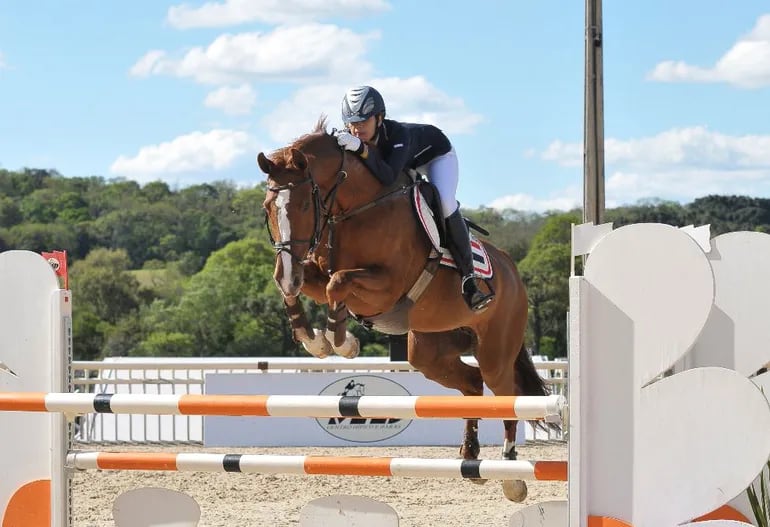 Esta tarde se inicia la Cuarta Fecha del Ranking Oficial de Saltos de la Federación de Deportes Ecuestres del Paraguay (Fedepa), en la pista central del Club Hípico Paraguayo (CHP). – Polideportivo