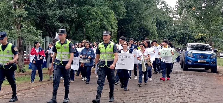 Estudiantes de Ciudad del Este recurren a manifestación para hacer varios reclamos