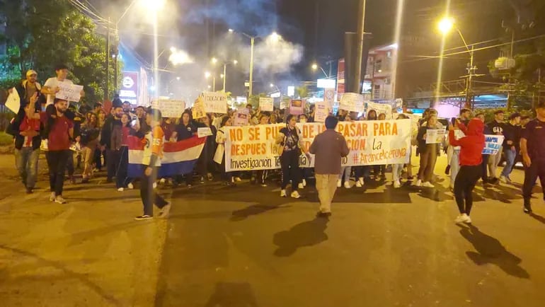 Estudiantes de la UNCA Y UNA marchan en Coronel Oviedo