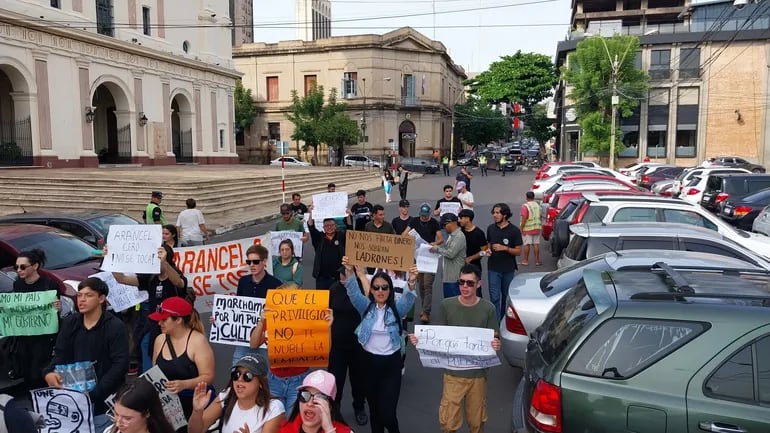 Estudiantes de la UNE llegaron a zona del Congreso para sumarse a manifestaciones