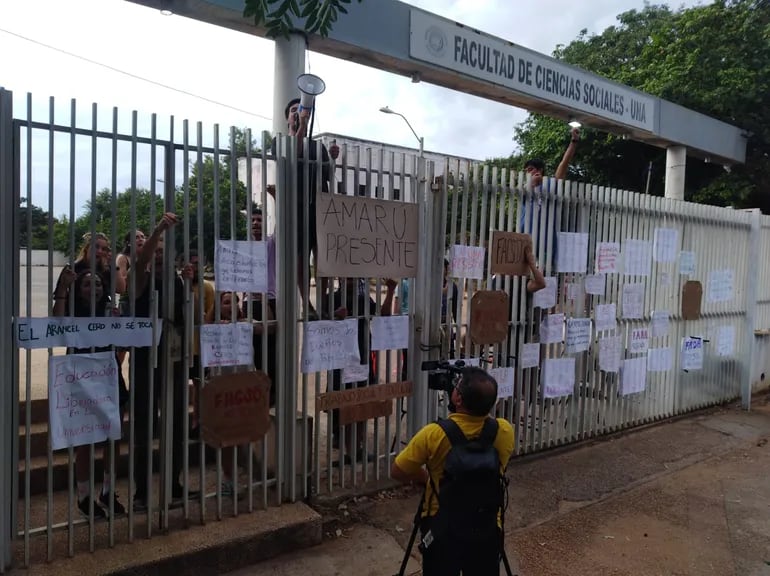 Estudiantes toman Facso en protesta contra ley “Hambre cero”