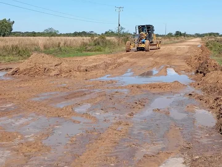 Intensifican arreglos de caminos en Yabebyry