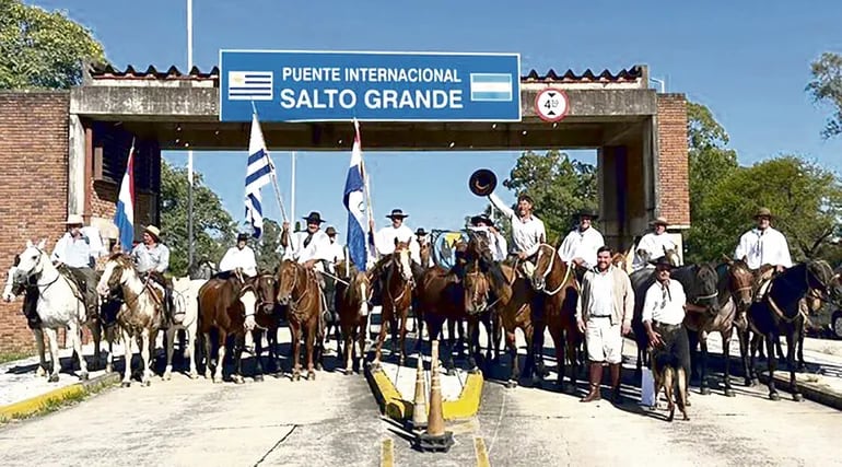 Jinetes cabalgan desde Uruguay hasta Asunción, ¿por qué? – Mundo