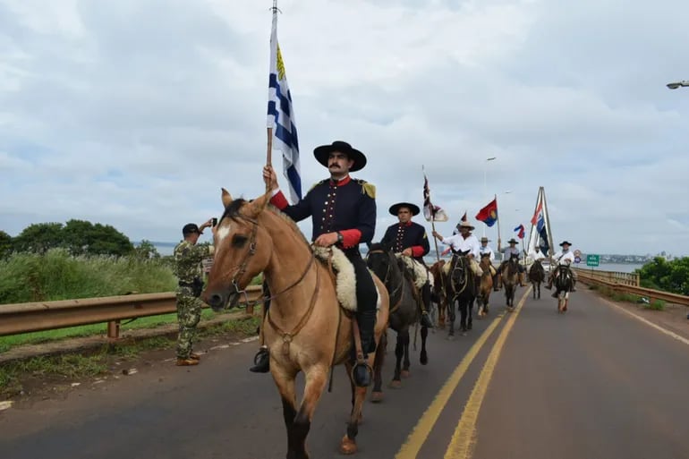 Jinetes uruguayos llegan a Paraguay y son reconocidos en Encarnación