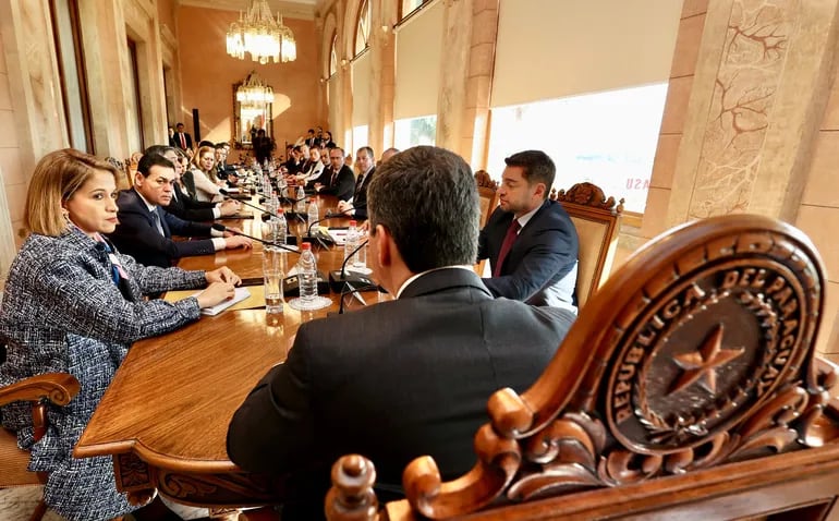 Mayoría de “estudiantes de la UNA” en gabinete de Santiago Peña