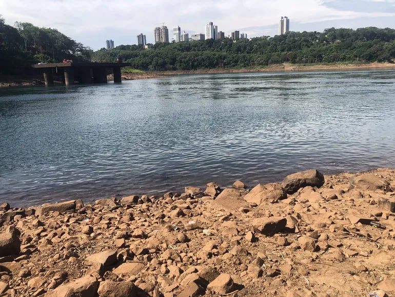 Nivel de río Paraná desciende en la Triple Frontera y navegación está al límite