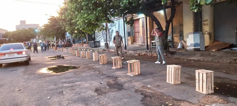 Operativo “anticuidacoches”: Municipalidad retira cajas para despejar las calles