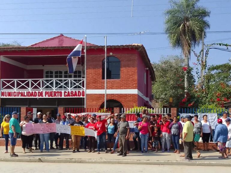 Puerto Casado: concejales y obreros municipales exigen pago de salarios en una manifestación