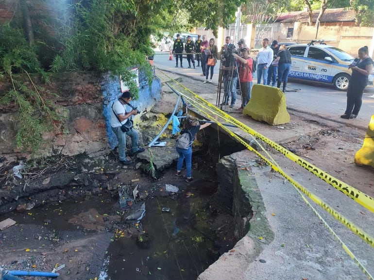 Raudal fatal en Luque: inspeccionan puente desde donde cayó el auto