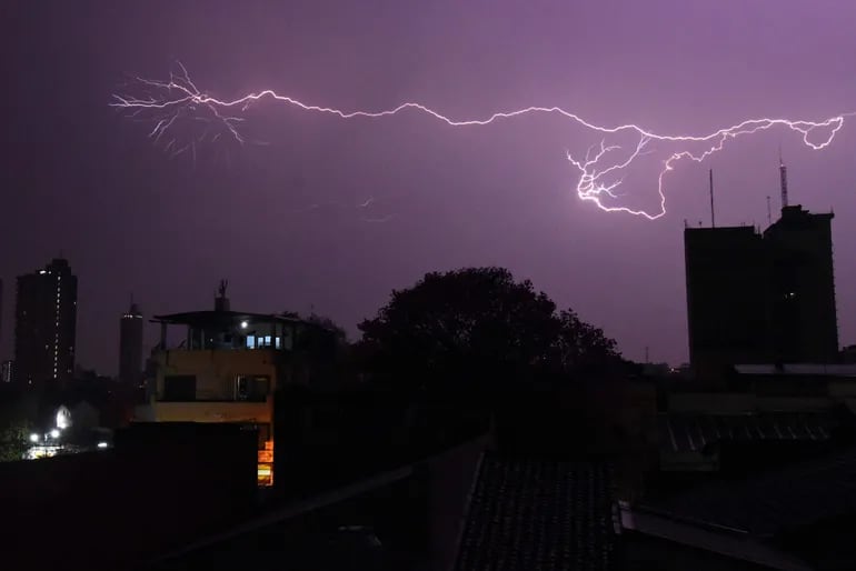 Renuevan alerta y anuncian tormentas para Asunción y 14 departamentos – Clima