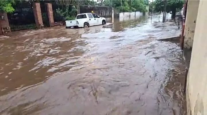 Residentes de Palma Loma-Luque sufren los estragos de las inundaciones y exigen respuestas de la Municipalidad