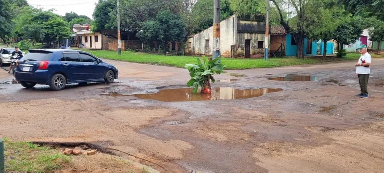 San Juan Bautista: vecinos ponen planta de banana en bache como señalización