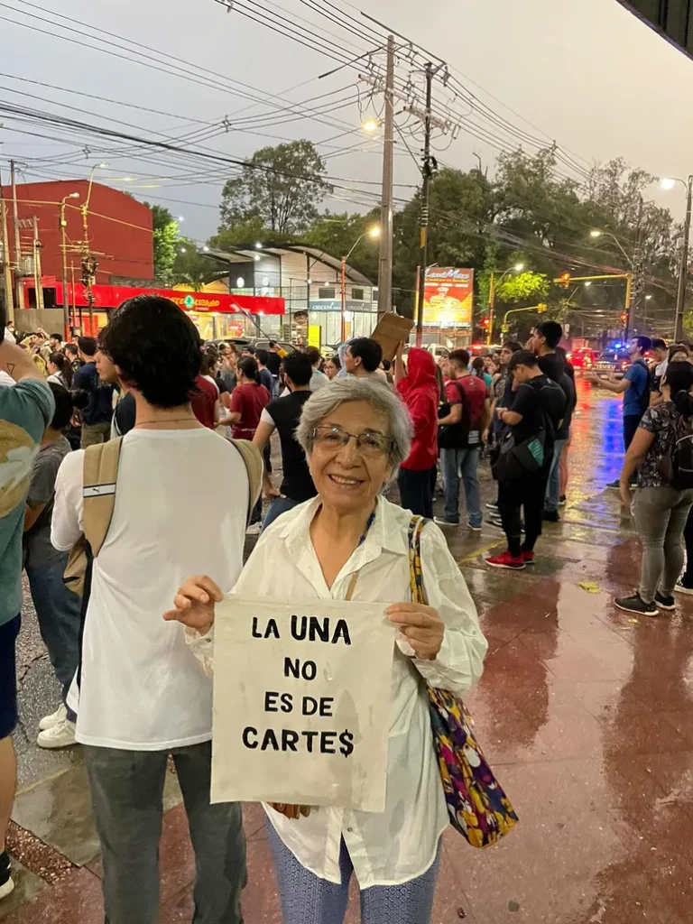 Teresita, la abuela que protesta con los estudiantes frente a la UNA, a pesar de la lluvia