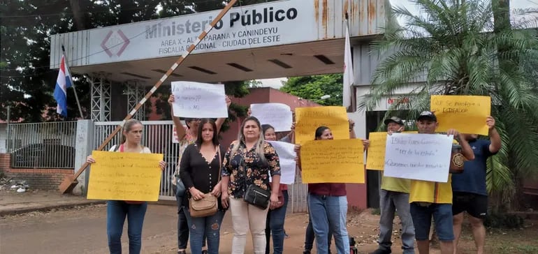 Víctimas se manifestaron en la Fiscalía y piden castigo para el “rey de la estafa”