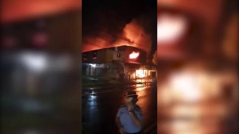 Video: Incendio de grandes proporciones en zapatería de Itauguá