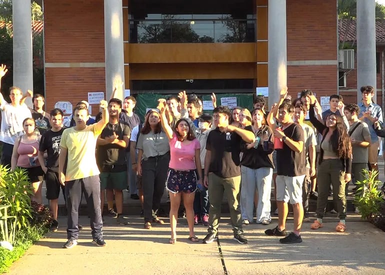 Video: el pegadizo cántico de los estudiantes dedicado a Santiago Peña ante falta de garantías para el Arancel Cero