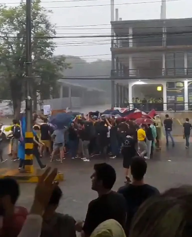 Video: ni la lluvia detiene a los estudiantes que exigen garantizar Arancel Cero y otros programas