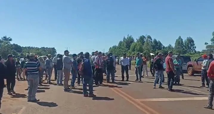 Yerbateros cierran ruta en protesta contra veto de Peña a proyecto de ley