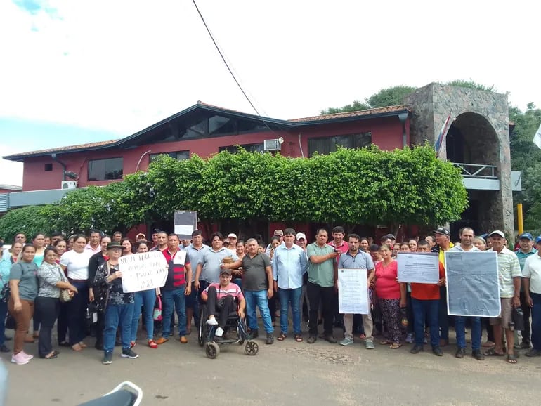 Afectados por un presunto grupo de estafadores vuelven a manifestarse frente a la fiscalía de Santaní