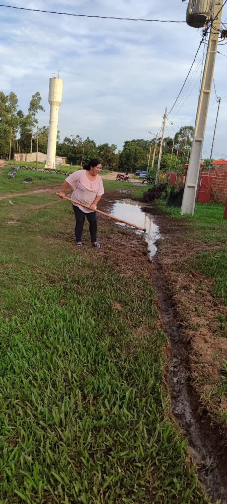 Ayolas: vecinos construyen drenaje pluvial para evitar inundaciones