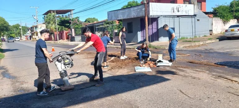 “Bacheando Py”: jóvenes cansados de promesas arreglan calles con recursos propios