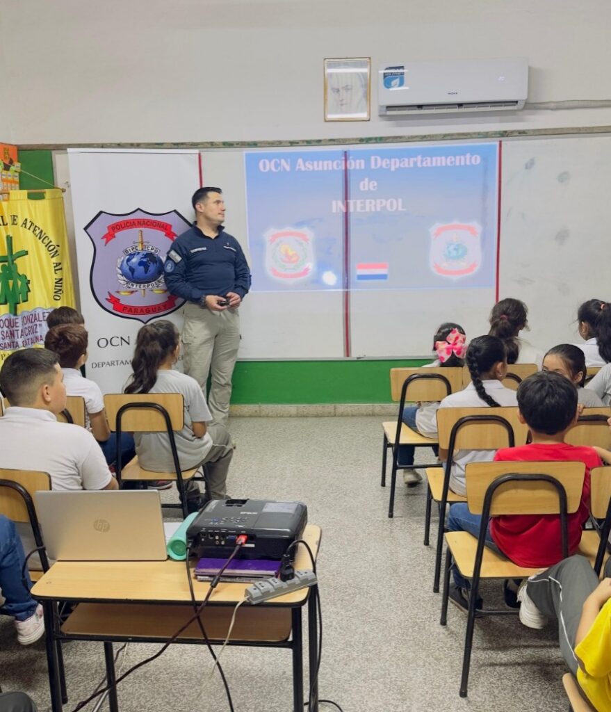 Charla educativa en prevención de violencia escolar y cyberacoso