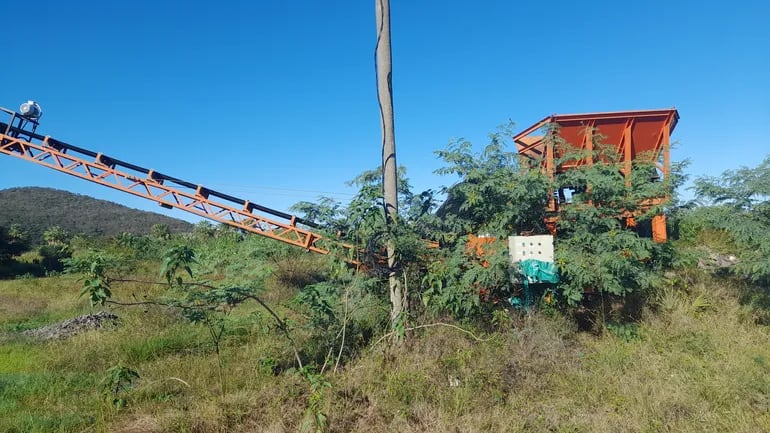 Costosas maquinarias adquiridas por Gobernación del Alto Paraguay están abandonadas entre malezas