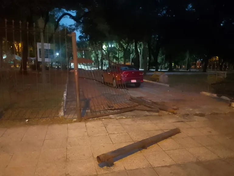 Ebrio atropella reja e ingresa a Plaza Uruguaya