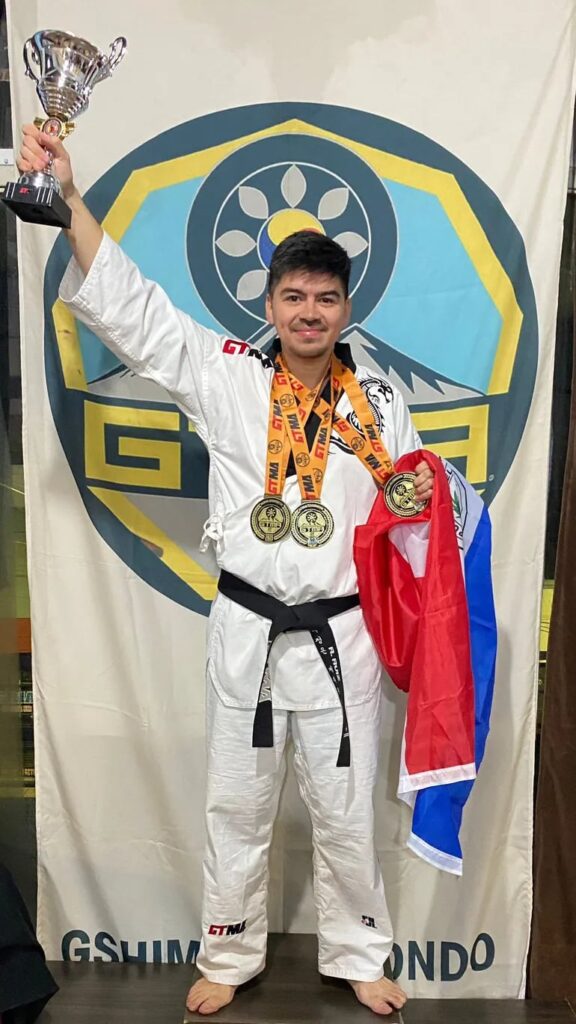 El artemarcialista paraguayo Pablo Rodrigo Ruiz se llenó de preseas doradas en sendas competencias de nivel mundial y sudamericano en Buenos Aires, Argentina. – Polideportivo