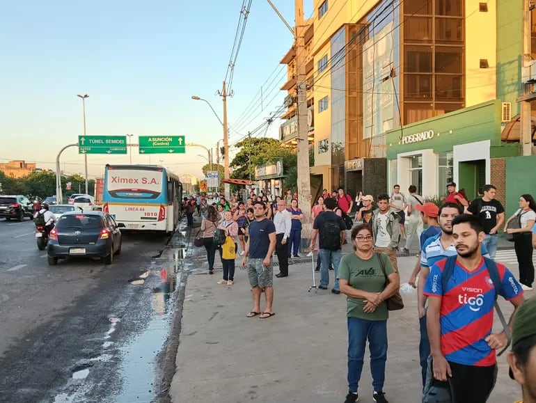 Pasajeros sufren reguladas y hay amenaza de paro, pero el VMT va a “dialogar” con transportistas