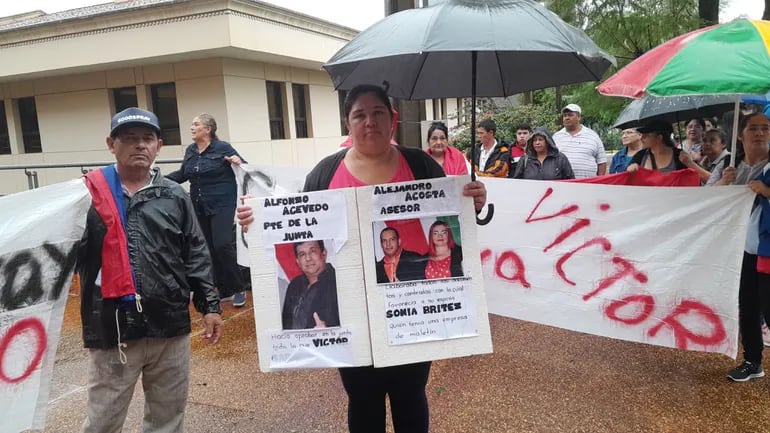 Pobladores de Jesús piden prisión preventiva para intendente frente al Palacio Justicia