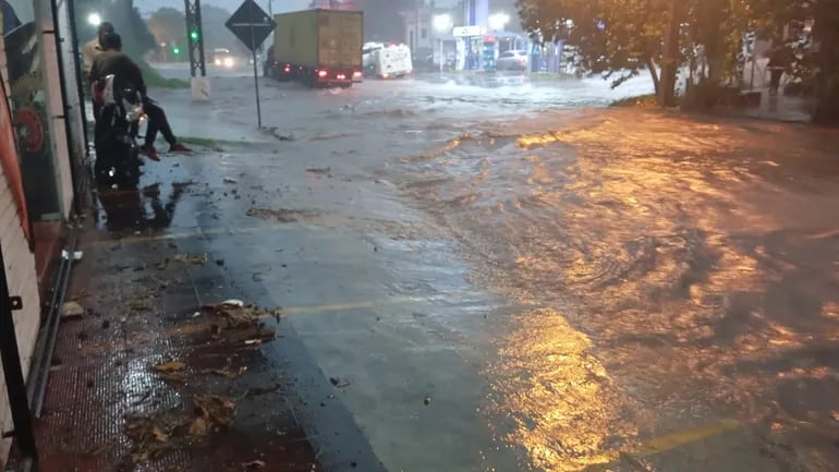 San Lorenzo copado de raudales, y cloacas de la Essap, tras la intensa lluvia