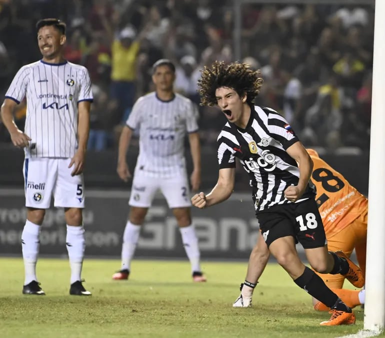 Torneo Apertura: Libertad golea y mete presión – Fútbol